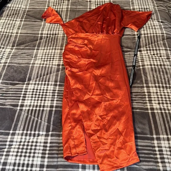 HP!! 🎉 NWT Rust satin one shoulder ruched midi dress - Picture 2 of 4